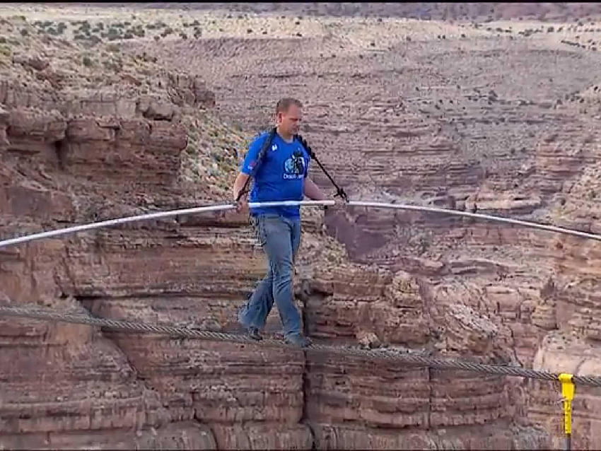 Nik Wallenda tightrope walks across US river gorge HD wallpaper