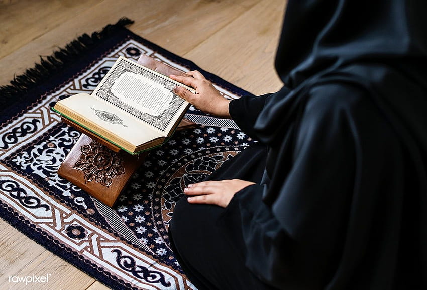 premium of Muslim woman reading from the quran 425812, women muslim HD wallpaper