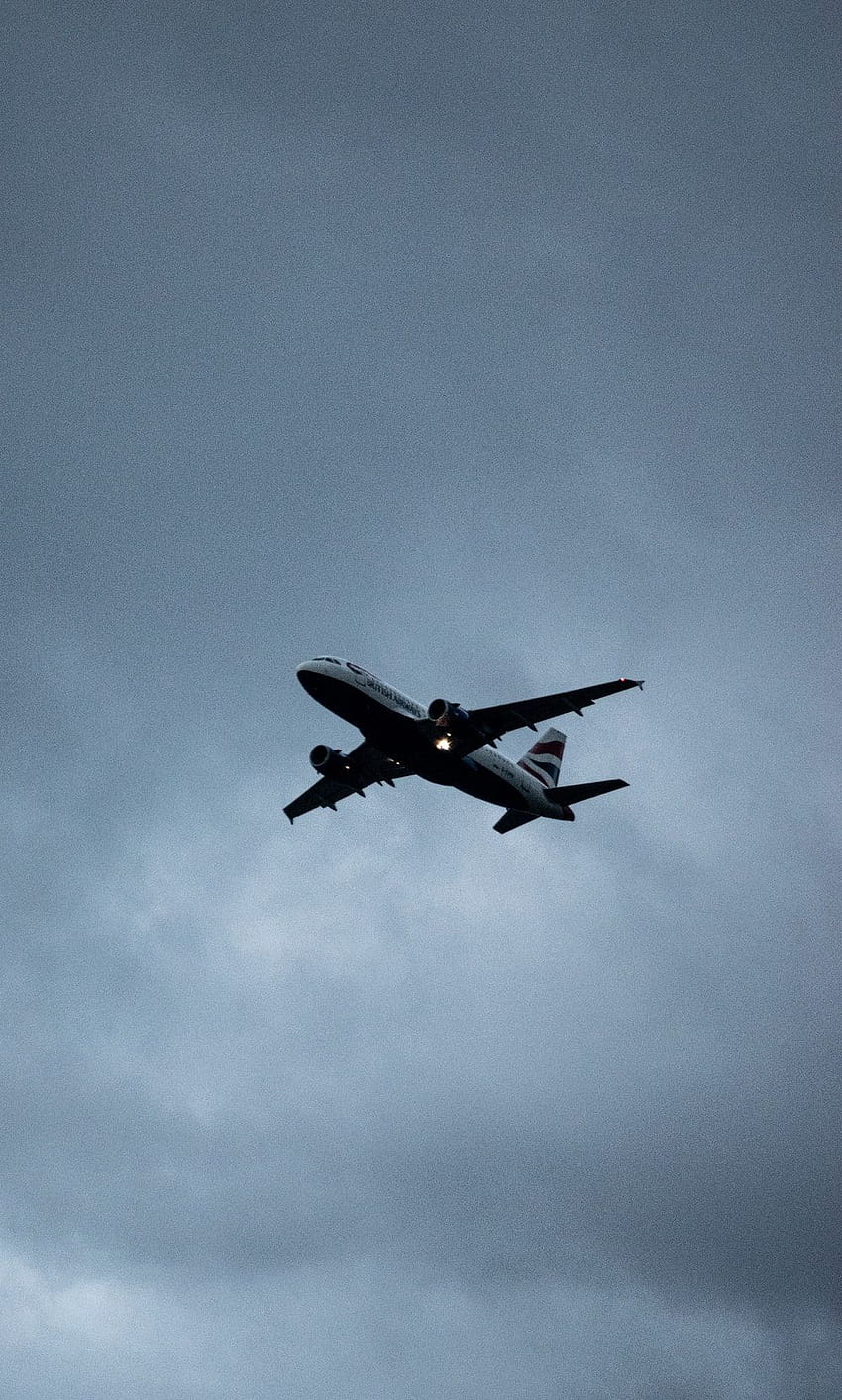 เครื่องบินสีขาวกลางอากาศในเวลากลางวัน – เครื่องบินอยู่บนกลางอากาศ วอลล์เปเปอร์โทรศัพท์ HD