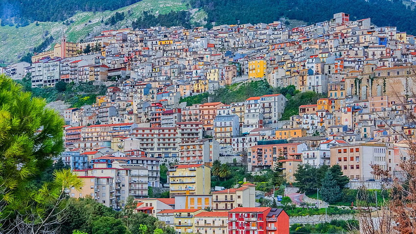 カマラータのイタリアの町は、新しい居住者を引き付けるために家を提供しています, イタリアの村の夕日 高画質の壁紙