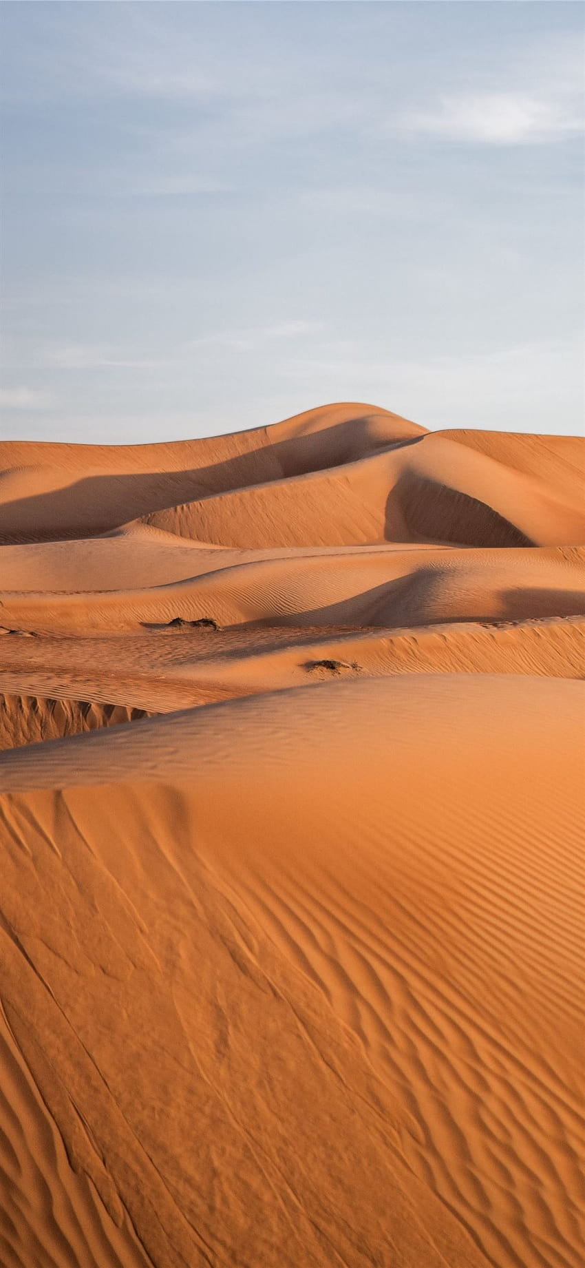 brązowy piasek pod błękitnym niebem w ciągu dnia, telefon komórkowy na pustyni w Dubaju Tapeta na telefon HD