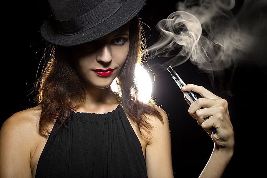 Cabelos castanhos Cigarro eletrônico vaping Chapéu jovem Mãos, meninas fumam papel de parede HD