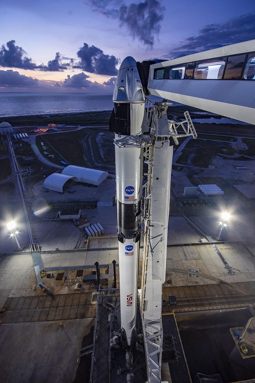 SpaceX의 Falcon 9과 발사대에 있는 크루 드래곤 : 아이폰, 크루 드래곤 데모 2 HD 전화 배경 화면