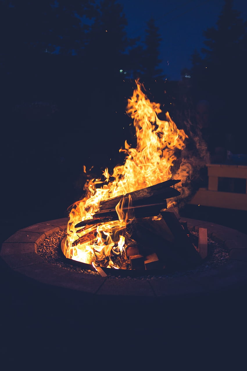 Feuer in der Feuerstelle während der Nacht – Feuer HD-Handy-Hintergrundbild