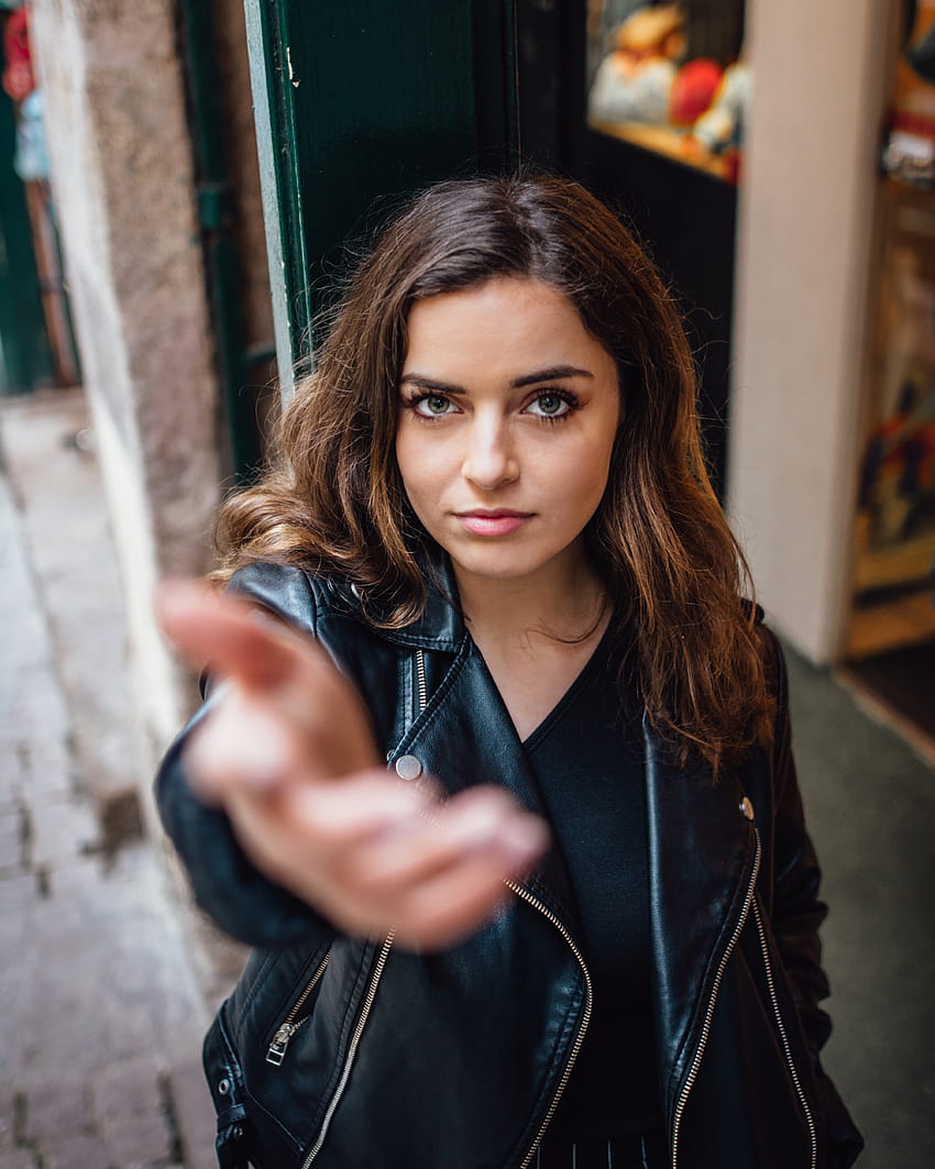 / Woman in Black Leather Jacket Posing with Her Hand Out · ストック、レザー コート HD電話の壁紙