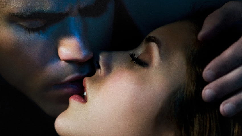 Uomo e donna in procinto di baciarsi da vicino, uomini e donne baciano le labbra Sfondo HD