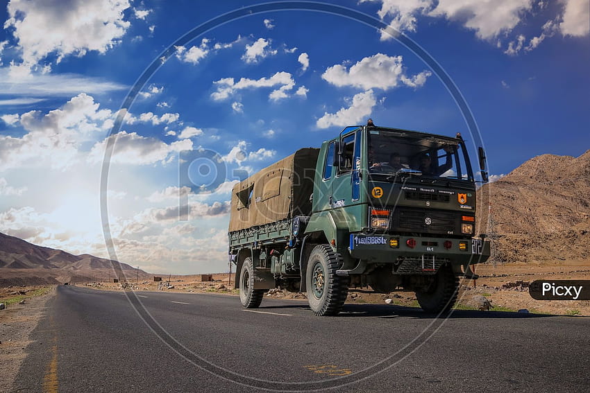 Truk Tentara bepergian dengan NH1 dari Kargil ke Leh, truk tentara India Wallpaper HD