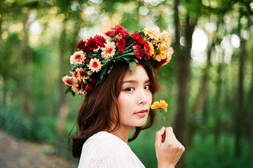 11 impresionantes looks florales para el cabello de tu boda, peinados de novia con flores artificiales fondo de pantalla
