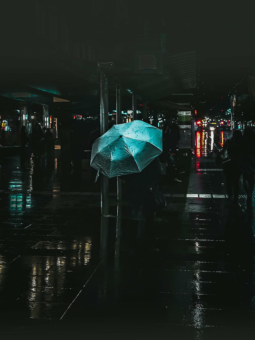 緑の傘, 建物, 都市, 都市, 道路, 通り, 雨, ぬれた, アンドロイド濡れた雨の道路の反射 HD電話の壁紙