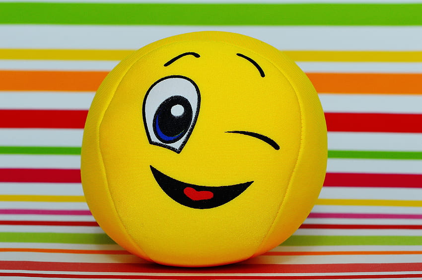 mrugająca uśmiechnięta piłka pluszowa zabawka na betonowym chodniku Peakpx [6016x4000] dla Twojego telefonu komórkowego i tabletu Tapeta HD