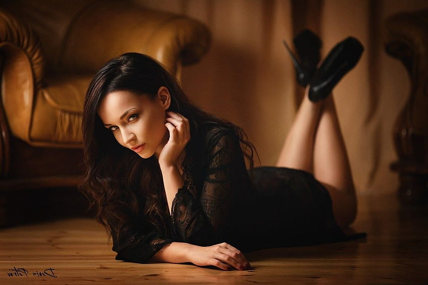 donne, Angelina Petrova, abito nero, sul pavimento, gambe alzate, alto, abito nero modello donna Sfondo HD
