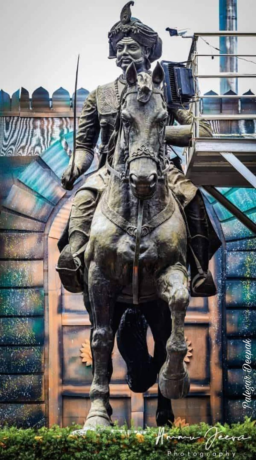 Защо хората често са объркани за статуите на Раджа Вера Мадакари Наяка, кралят на Читрадурга и Кемпегоуда от Бангалор? Защо изглеждат подобни? HD тапет за телефон