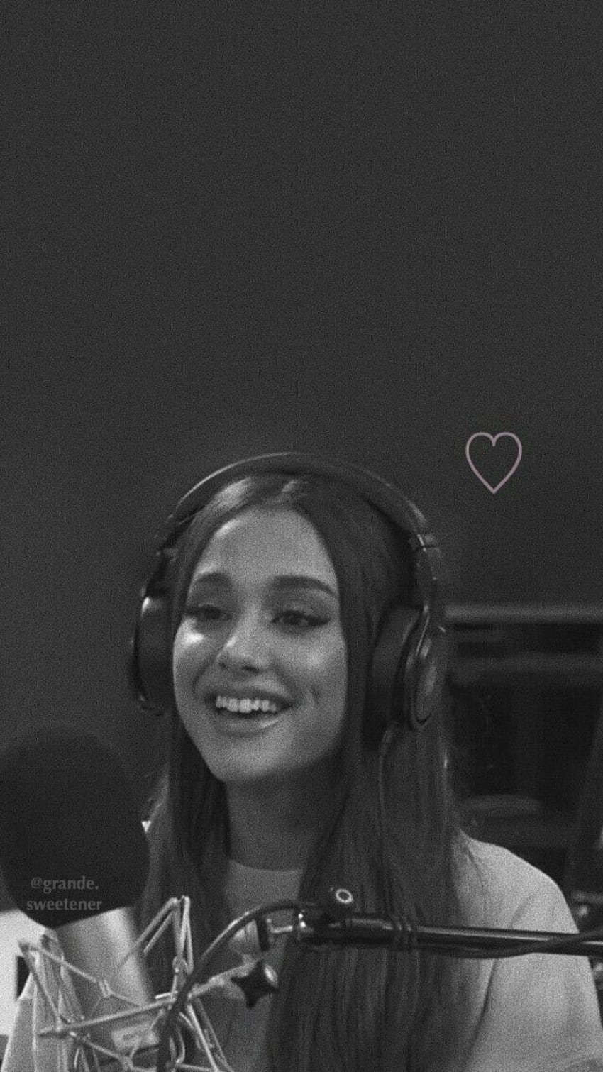 Ariana Grande Smiling Black And White, ariana grande fake smile HD phone wallpaper