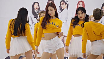 Netizens Angry MOMOLAND Members Aren't Given Safety Shorts, momoland bboom  bboom HD wallpaper