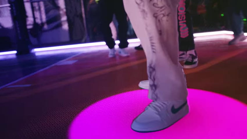 รองเท้าผ้าใบ Nike สวมใส่โดย Chris Brown ใน 'Go Crazy' วอลล์เปเปอร์ HD