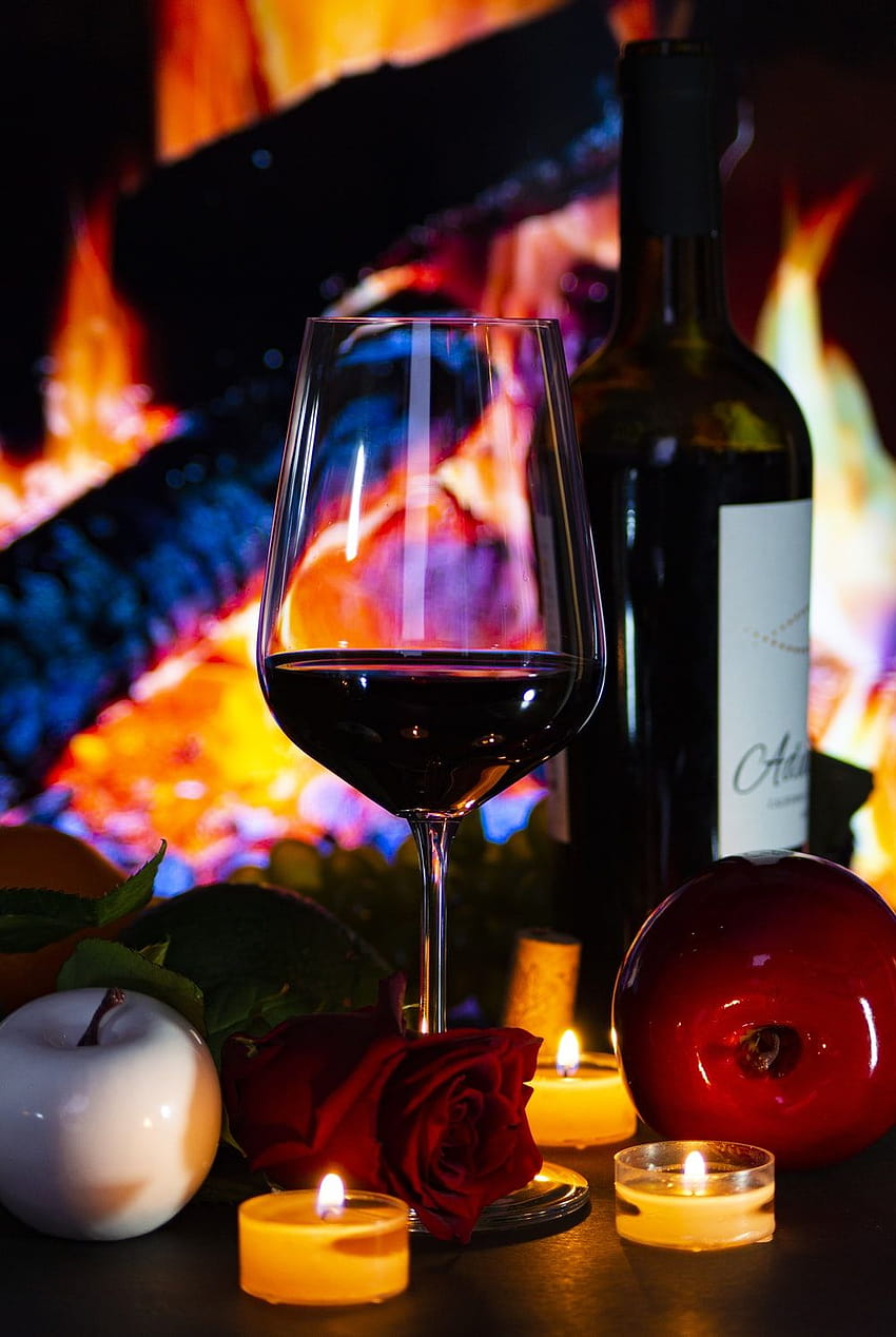 와인 잔 옆에 있는 와인 병 – 양초, 와인 및 양초 HD 전화 배경 화면