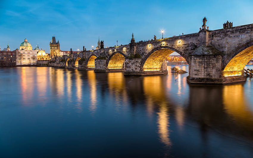 Puente de Carlos Puente histórico sobre el río Vltava en Praga República Checa fondo de pantalla