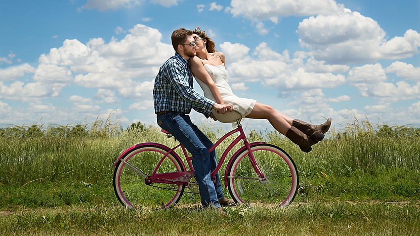Mężczyźni Zakochane pary pocałunki Rower 2 młode 2560x1440, kocham jazdę na rowerze Tapeta HD