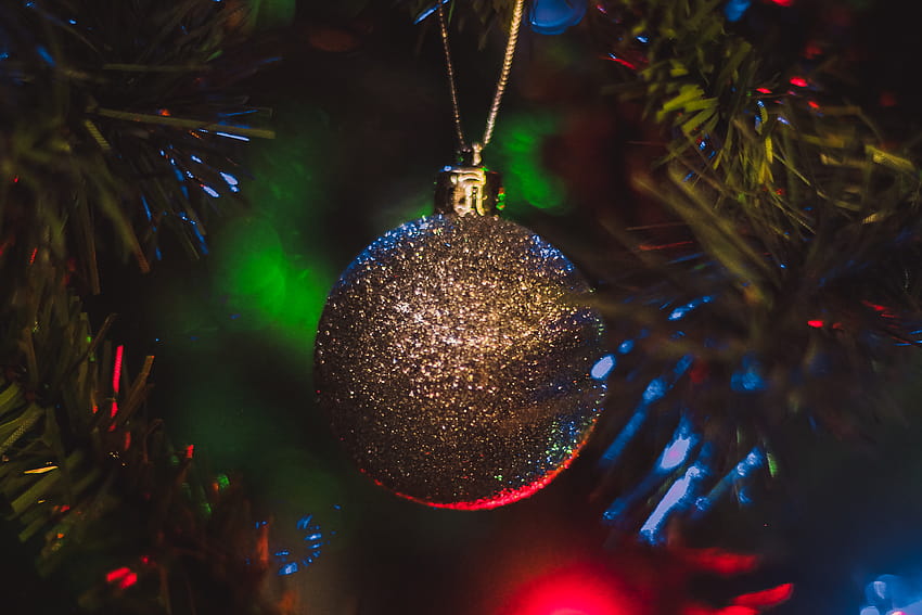 : nouvel An, arbre de Noël, ballon, guirlande, hiver, vert, bleu, rouge, jaune, blanc, décoration de Noël, décoration de Noël, Holiday ornament, briller, un événement, sapin, vacances, Design d'intérieur, réveillon de Noël, plante, lumières de Noël Fond d'écran HD