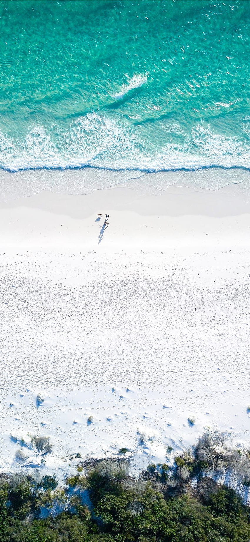 昼間のビーチにいる 2 人 iPhone X、ビーチにいる人々 HD電話の壁紙