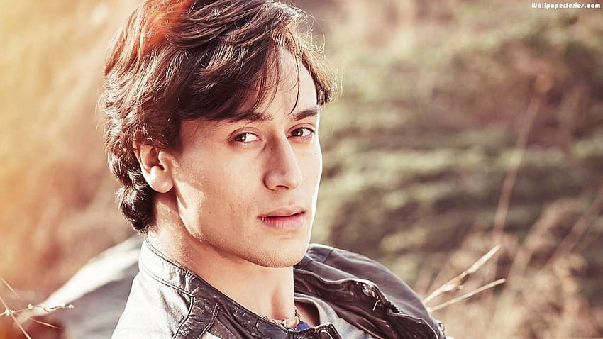 Tiger Shroff travels in local train, here's why HD wallpaper