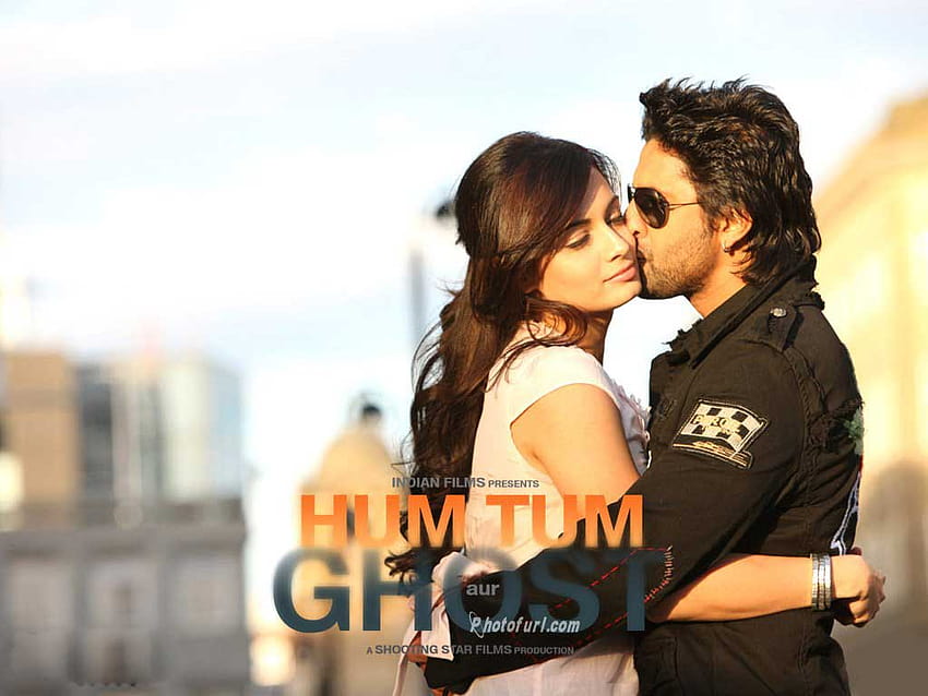 Arshad Warsi Kissing Dia Mirza In Hindi Movie Hum Tum Aur Ghost HD wallpaper