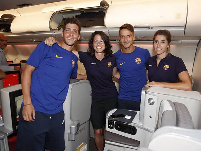 Barcelona wurde verurteilt, weil es ein Männerteam in der Business Class und ein Frauenteam in der Economy Class mit demselben Flug zur US-Tour geflogen hatte HD-Hintergrundbild
