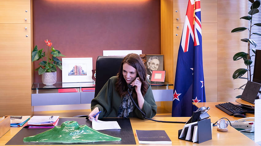 Premier Nowej Zelandii Jacinda Ardern oferuje informacje o koronawirusie Tapeta HD