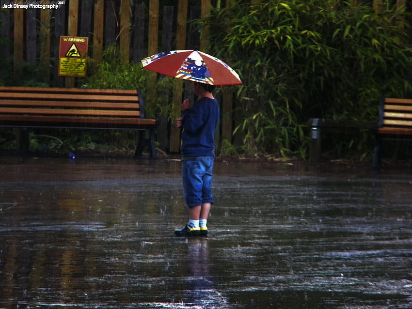 Traurige Jungen- und Mädchengeschichte über die Liebe, trauriger Junge im Regen HD-Hintergrundbild
