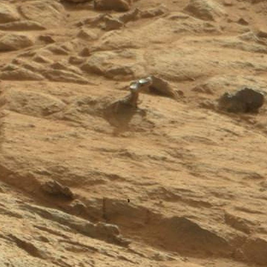 Łazik Curiosity zauważa dziwną bryłę metalu na Marsie, białym kieszonkowym cudu geologicznym Tapeta na telefon HD