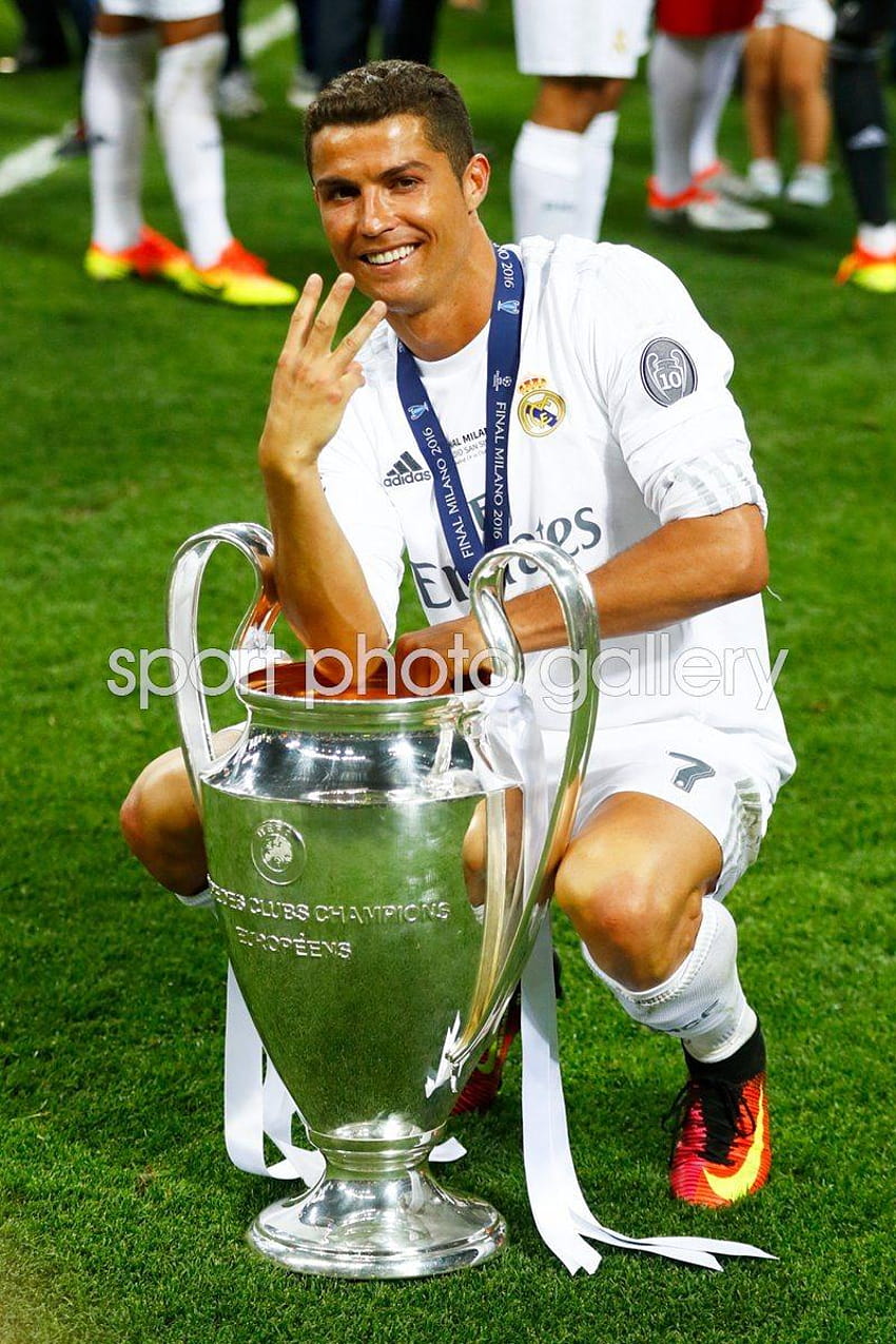 Шампионска лига 2016, Кристиано Роналдо с UCL трофея HD тапет за телефон