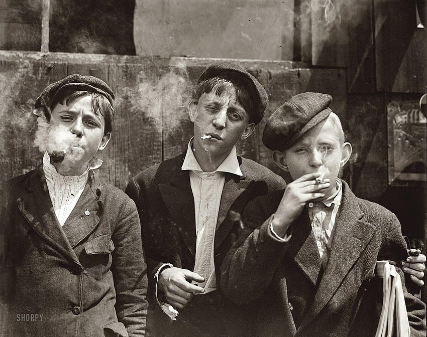3 人の男の子の喫煙、ニュージーズのグレースケール 高画質の壁紙