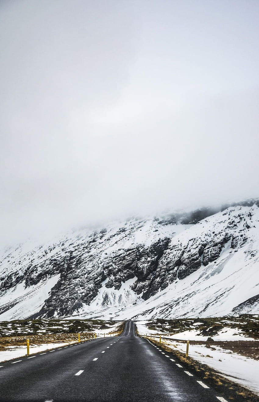 leere Straße neben schneebedeckten Bergen – Snæfellsjökull, leere Straße Wolkenberge HD-Handy-Hintergrundbild