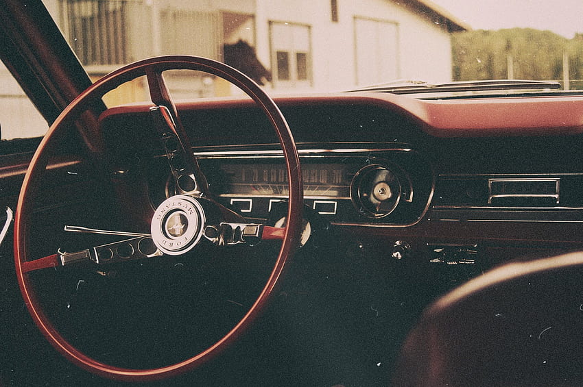 ID: 254818 / intérieur de voiture automobile vintage ford mustang tourné en se concentrant sur la roue mince avec une grange de chevaux en arrière-plan à travers le pare-brise, de retour dans la feauture, voiture vintage mustang Fond d'écran HD