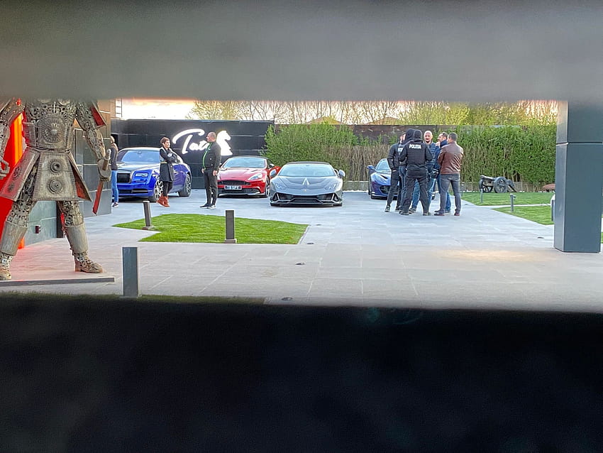 A casa de Tate na Romênia é invadida pela polícia. 2 mulheres mantidas lá à força, 1 americana: r/yourmomshousepodcast papel de parede HD