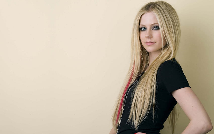 : Avril Lavigne, mulheres, loira, cabelo longo, cabelo rosa, camiseta, fundo simples, olhos azuis, olhos esfumaçados 1920x1200, mulher loira de cabelo rosa papel de parede HD