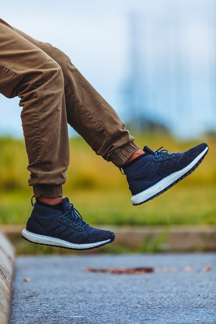 Person, die tagsüber braune Jogginghosen und blaue Adidas-Laufschuhe trägt – Person HD-Handy-Hintergrundbild