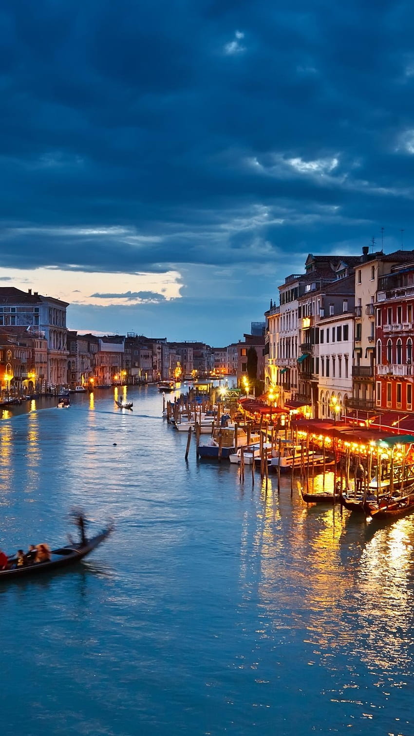 Tła Wenecja Włochy Nocny widok Gondola jeździ budynkami rzecznymi Tapeta na telefon HD