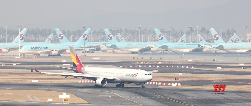 Seul :Güney Kore'nin en büyük bayrak taşıyıcısı Korean Air Lines Co. ve 2 numaralı havayolu Asiana Airlines Inc.'in uçakları Seul'ün batısındaki Incheon Uluslararası Havalimanı'nda park halinde. HD duvar kağıdı