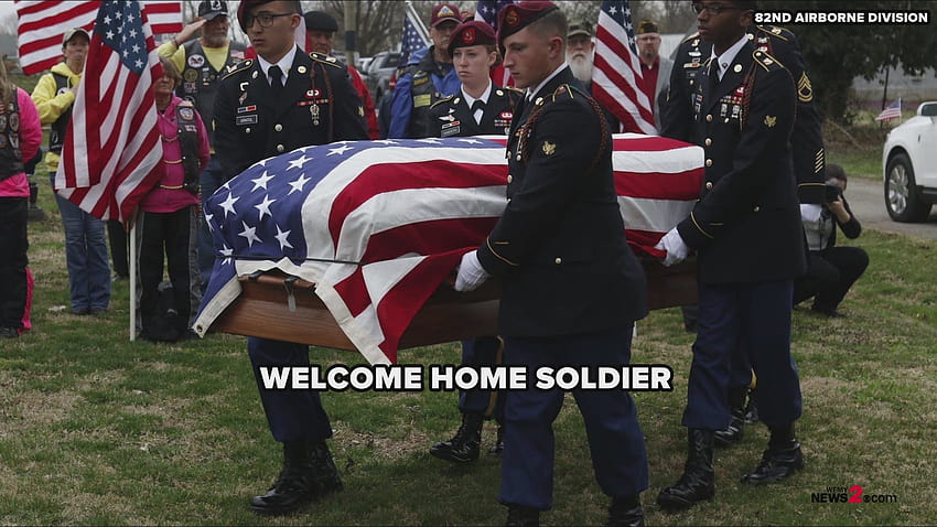 Bienvenido a casa soldado: Saludo final al 82º soldado aerotransportado muerto durante la Segunda Guerra Mundial en 1944 fondo de pantalla
