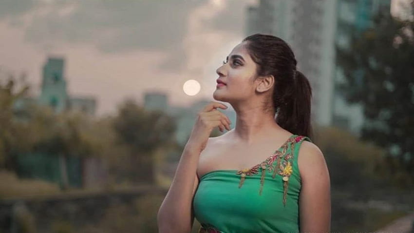 Tamil Actress Losliya Mariyanesan Gets Emotional on Crisis in Sri Lanka -  News18