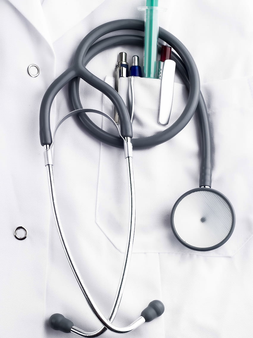 เครื่องมือทางการแพทย์และเสื้อคลุมห้องแล็บของแพทย์เป็นพื้นหลัง [2731x4096] สำหรับเสื้อคลุมสีขาว มือถือและแท็บเล็ตของคุณ วอลล์เปเปอร์โทรศัพท์ HD