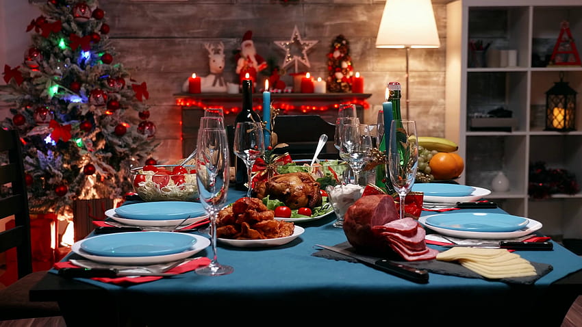 Ingrandisci il colpo di cibo delizioso per la riunione di Natale sul tavolo. Decorazione natalizia. Festa di Natale in una stanza decorata piena di decorazioni a forma di globo e albero di Natale con camino, grande Stock Video festivo, tavola del cibo natalizio Sfondo HD