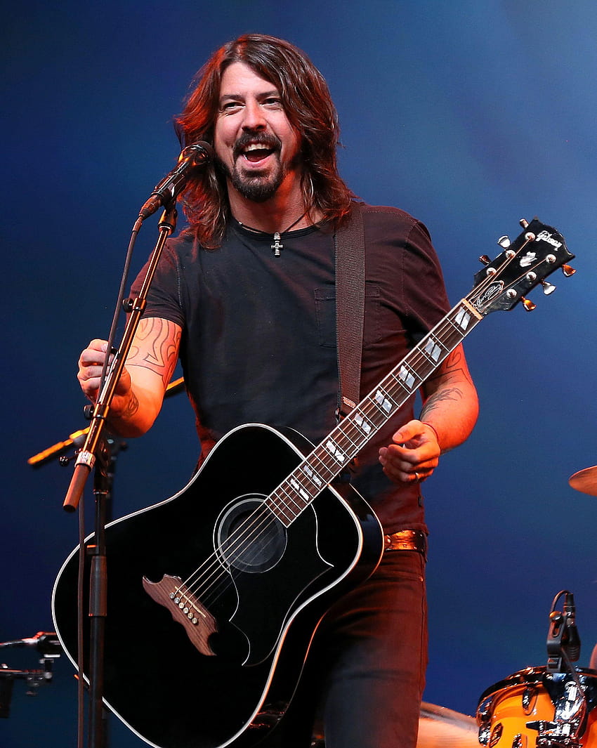 Dave Grohl Bacağını Yaraladıktan Sonra Foo Fighters Konserine Devam Ediyor, dave grohl gitarları HD telefon duvar kağıdı