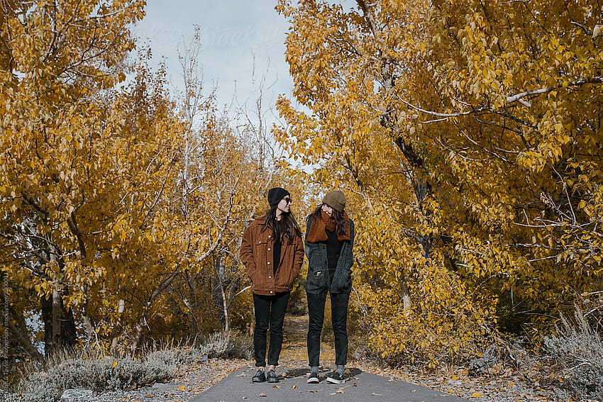 Dos chicas de pie en un sendero natural mirándose en la fría temporada de otoño por Isaiah & Taylor graphy, lesbian autumn fondo de pantalla