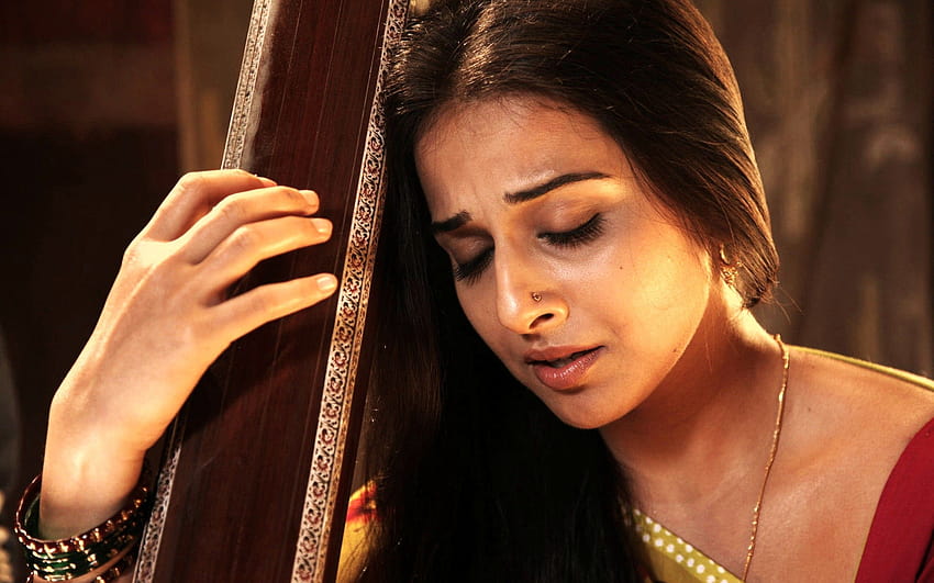 Vidya Balan in Ishqiya, sad actress HD wallpaper