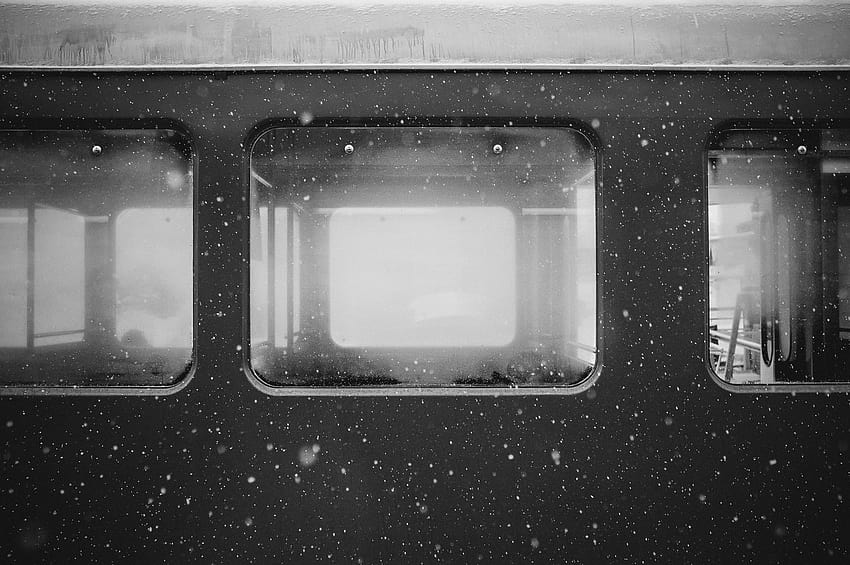 : finestra, stazione ferroviaria, fiocchi di neve, luce, illuminazione, forma, oscurità, numero, bianco e nero, grafica monocromatica 4237x2814, finestrino del treno Sfondo HD