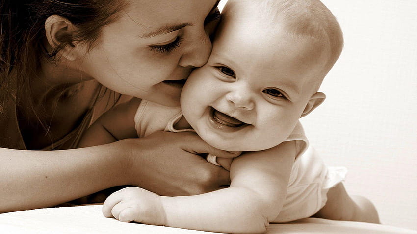Cute baby smile mother kiss wide, mother and child HD wallpaper