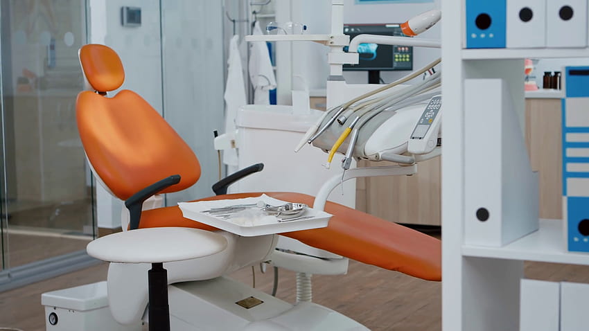 Ujawniające ujęcie fotela dentystycznego z nikim w środku, rentgenowskie na wyświetlaczu. Klinika medyczna pokój ortodontyczny, gotowy do leczenia, nowoczesny gabinet dentystyczny do pielęgnacji jamy ustnej Filmik Stockowy, nowoczesna klinika dentystyczna Tapeta HD