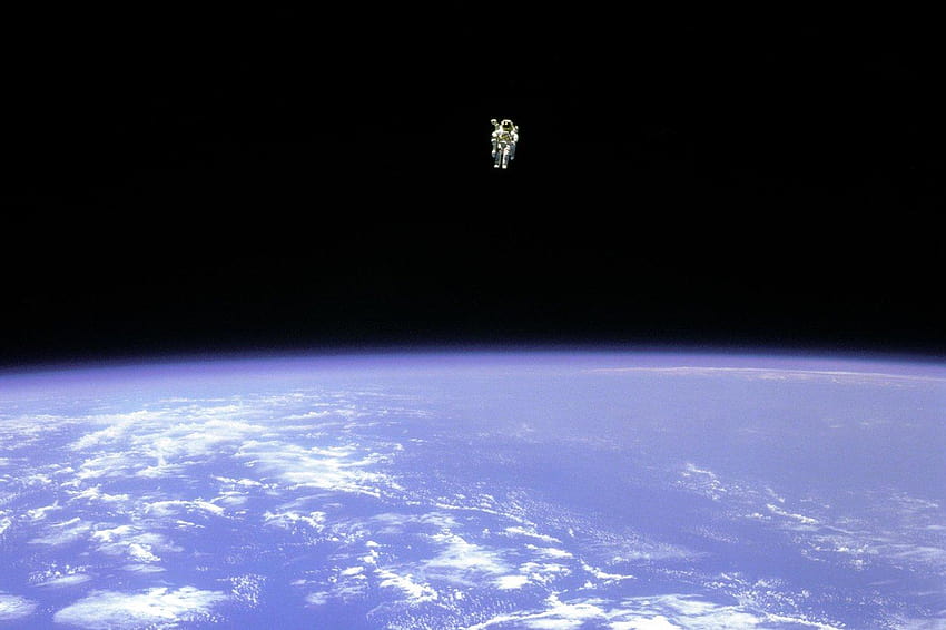 Astronaut Floating In Space, Astronaut im Weltraum HD-Hintergrundbild